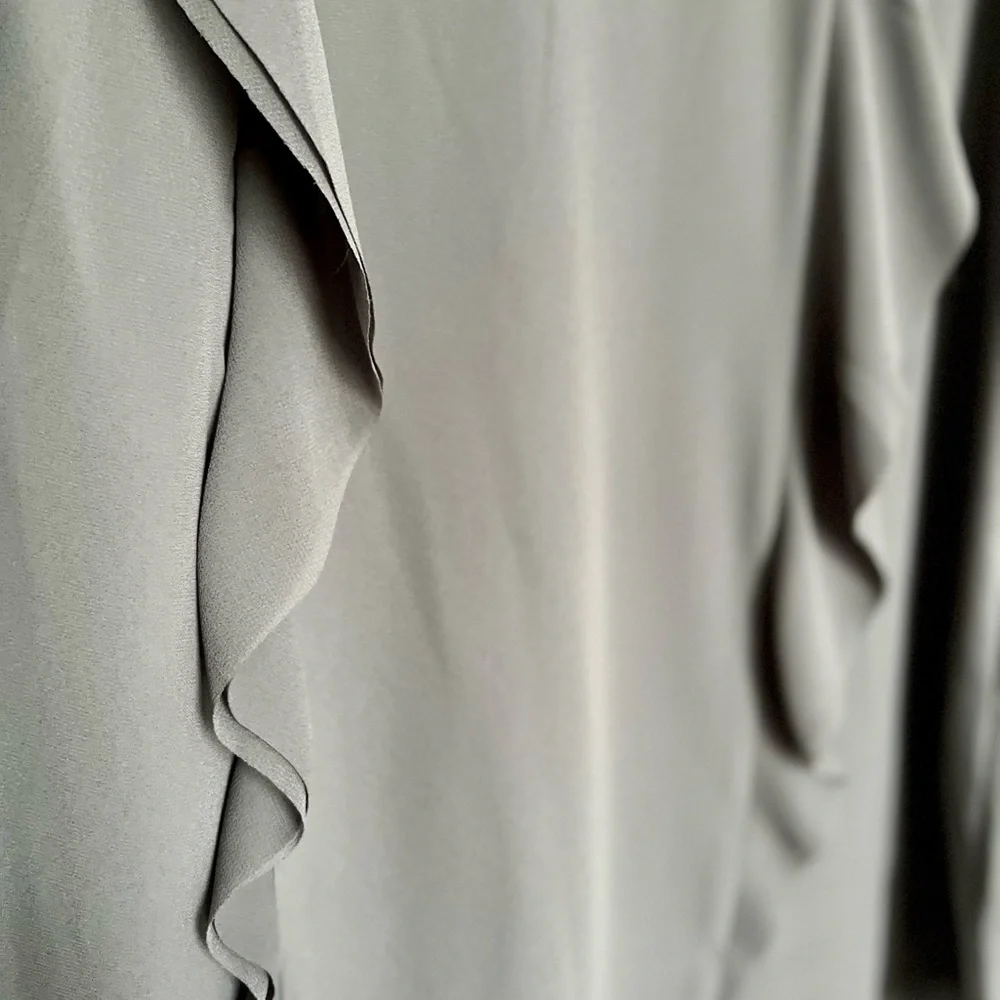 BANANA REPUBLIC Crepe Flounce Blouse-Gray-Size Small Petite - Picture 4 of 6